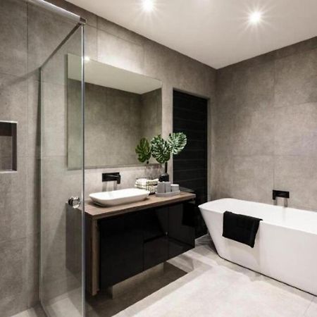 Hotel Luxe Manor Near Delhi Airport 新德里 外观 照片