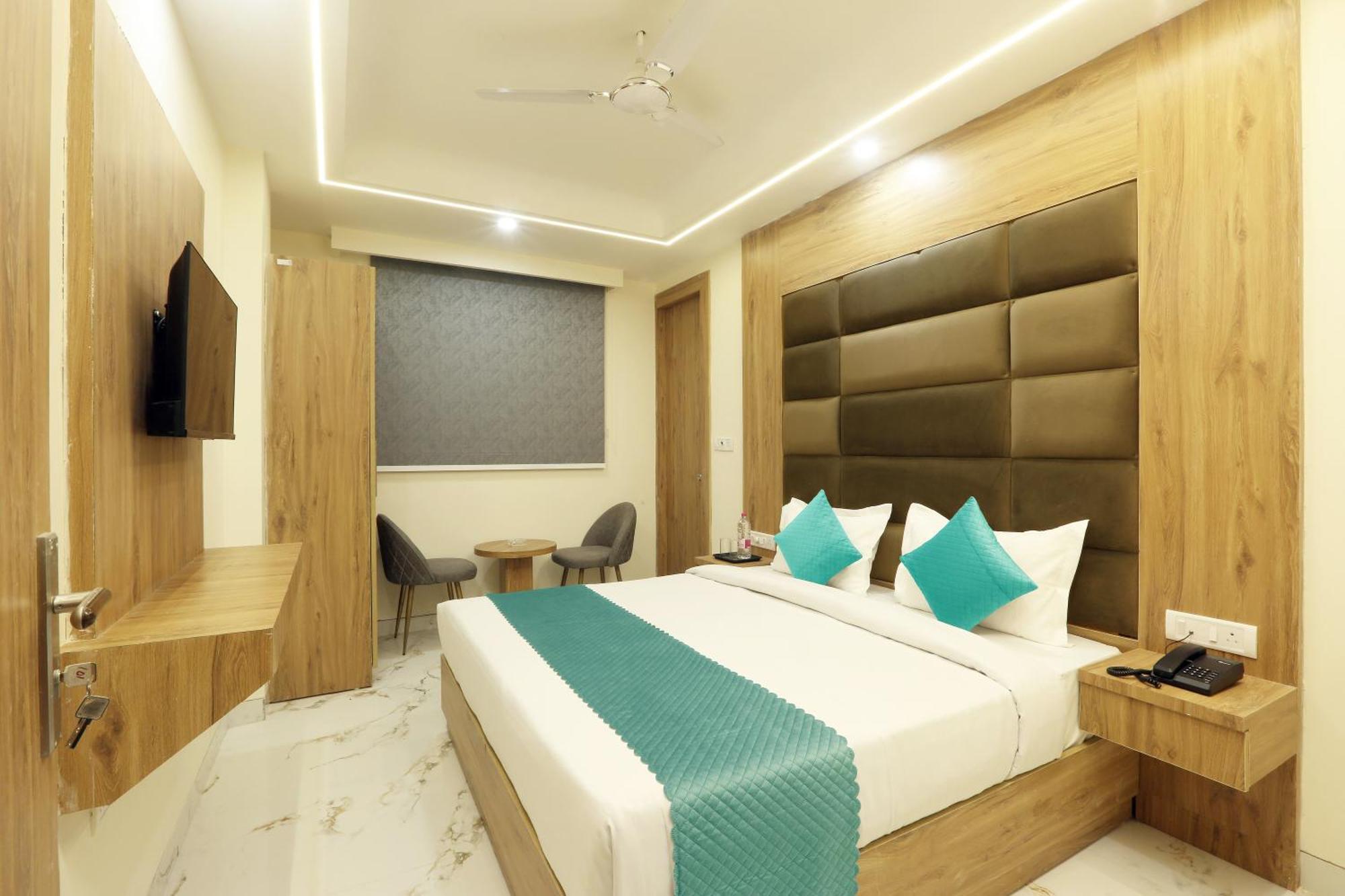 Hotel Luxe Manor Near Delhi Airport 新德里 外观 照片