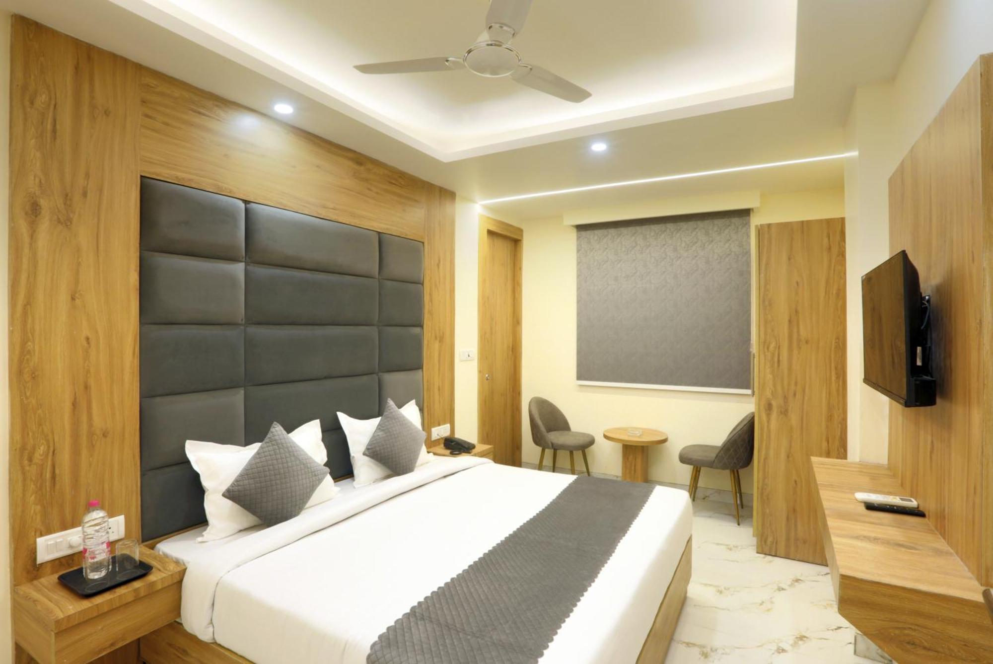Hotel Luxe Manor Near Delhi Airport 新德里 外观 照片