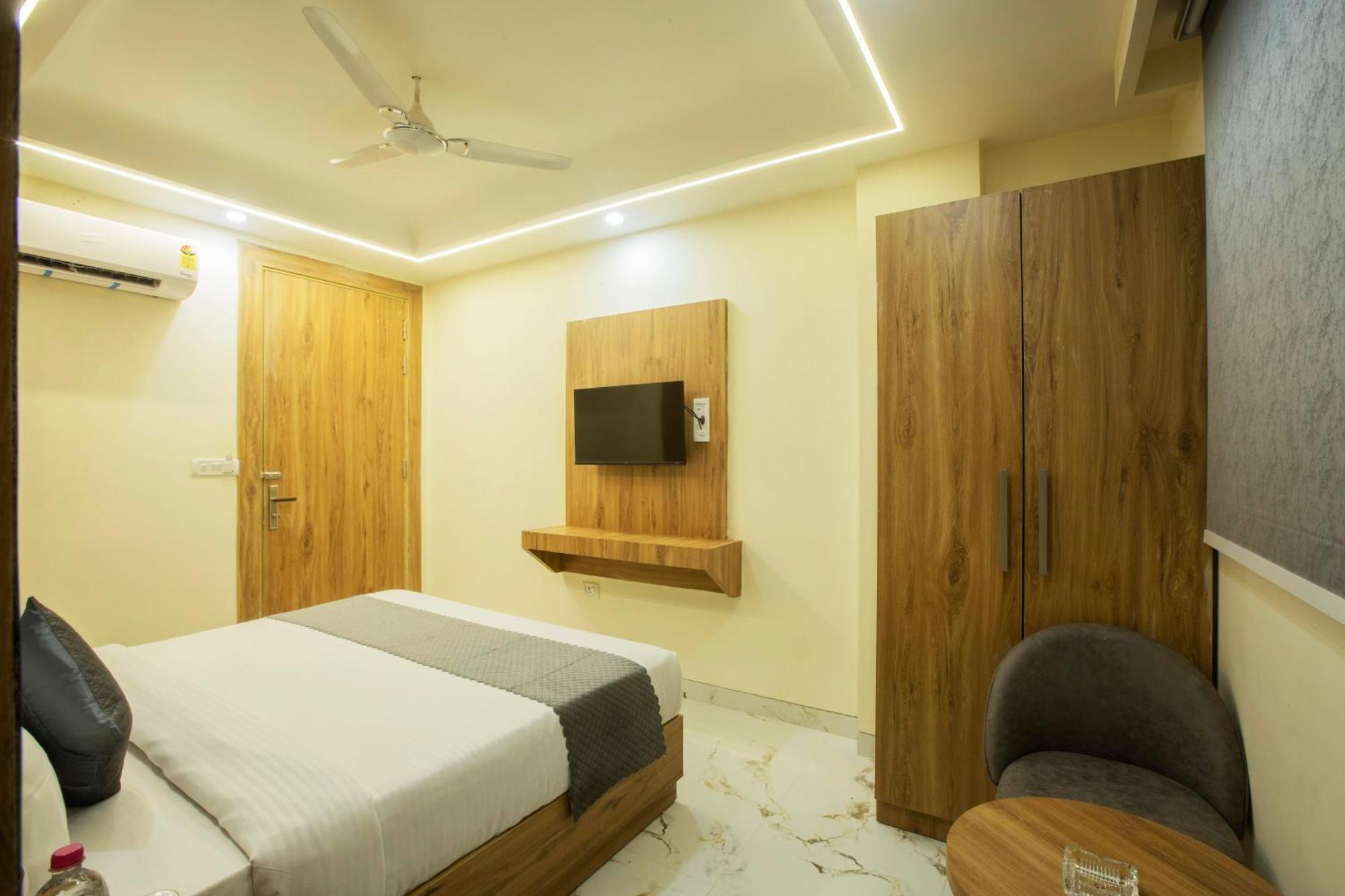 Hotel Luxe Manor Near Delhi Airport 新德里 外观 照片