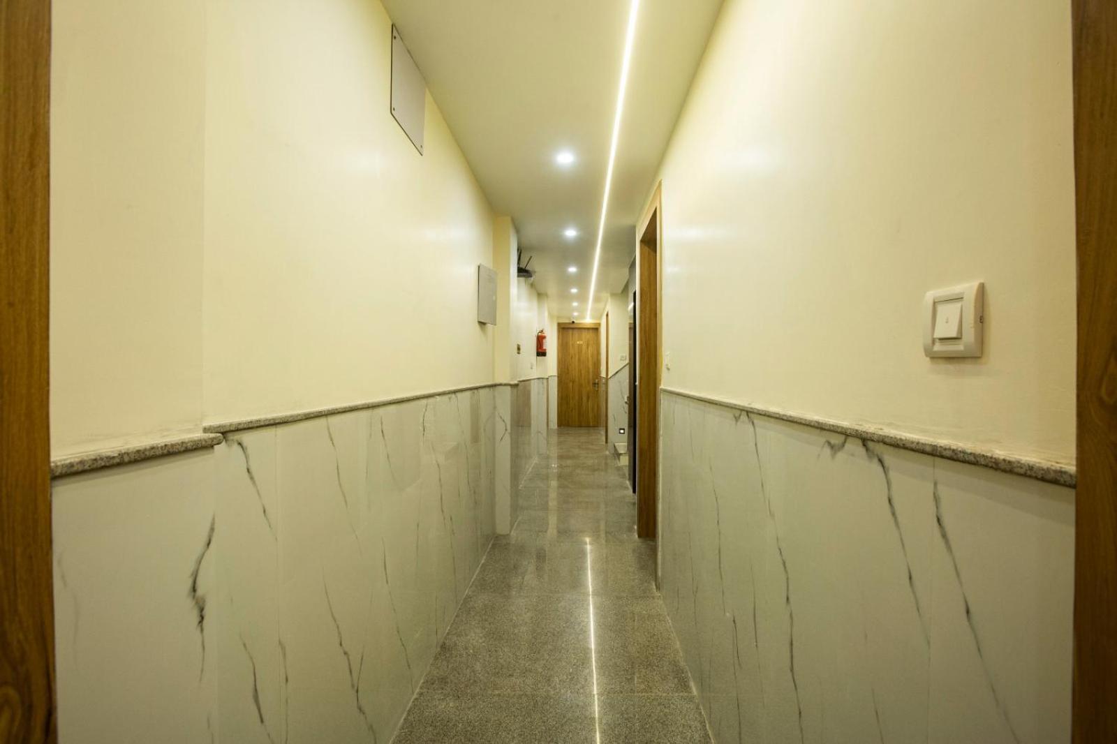 Hotel Luxe Manor Near Delhi Airport 新德里 外观 照片